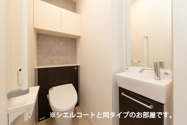 トイレ　※参考写真　同建築メーカー施工の同間取完成他物件のものです。