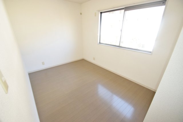 その他部屋・スペース　落ち着いた色調の寝室です