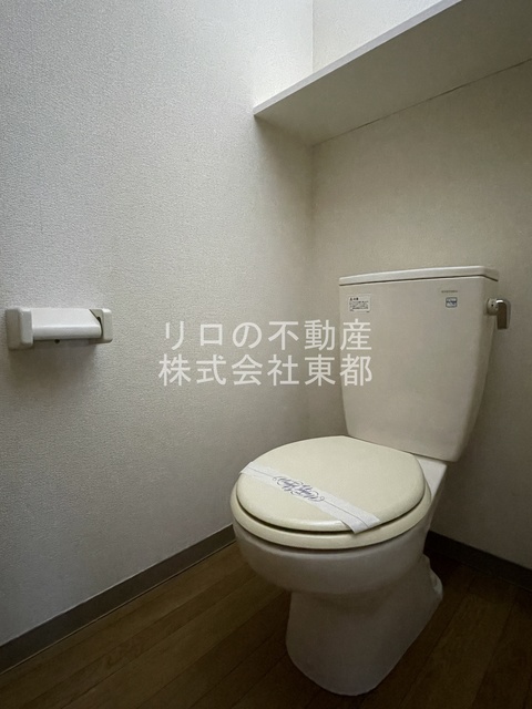 トイレ　上部収納棚あり！トイレ内で必要なものはこちらへ収納可能♪