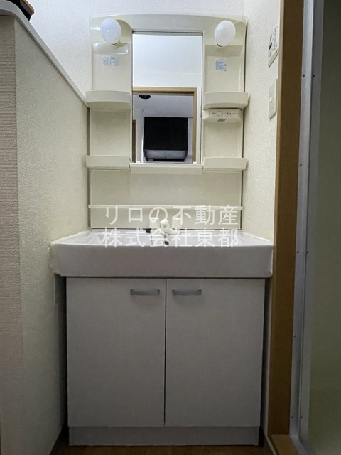 洗面設備　洗面台は人気の独立タイプ！毎日のお出かけ準備もラクラクです