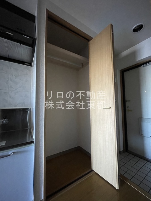 収納　いろんな使い方ができるタイプのパイプハンガー付収納です♪