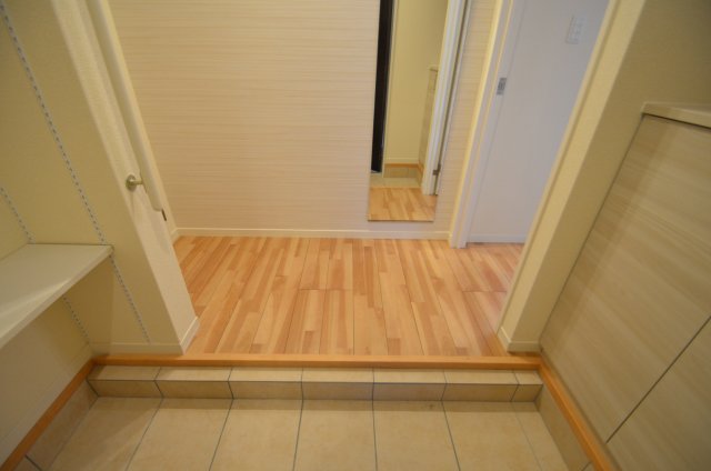 玄関　収納付玄関