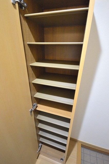 玄関　写真は別号室です。