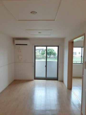 居室・リビング　こちらの居間で趣味の時間をお楽しみください