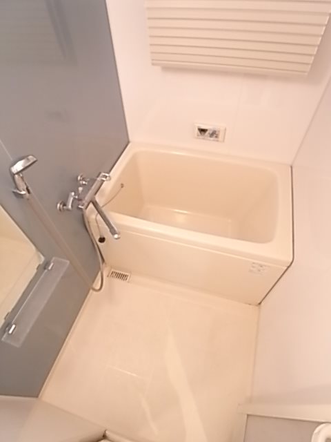 バス・シャワールーム　コンパクトで使いやすいお風呂です