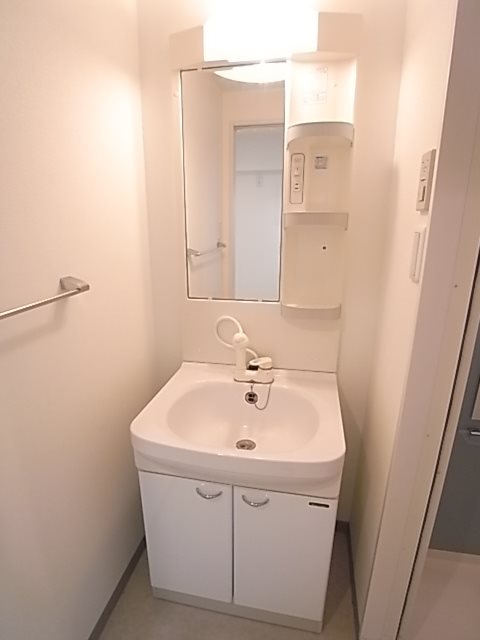 洗面設備　ゆったりとスペースのある洗面所