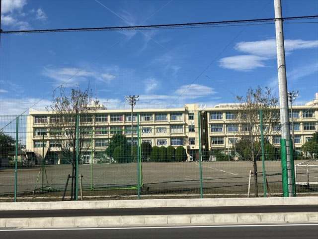 中学校　座間市立東中学校（中学校）まで627m