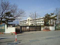 小学校　甲斐市立竜王北小学校（小学校）まで661m