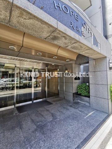 エントランス　落ち着いたエントランスです