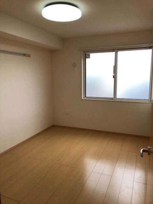 その他部屋・スペース　洋室部分・白を基調とした、落ち着きのある内装です♪