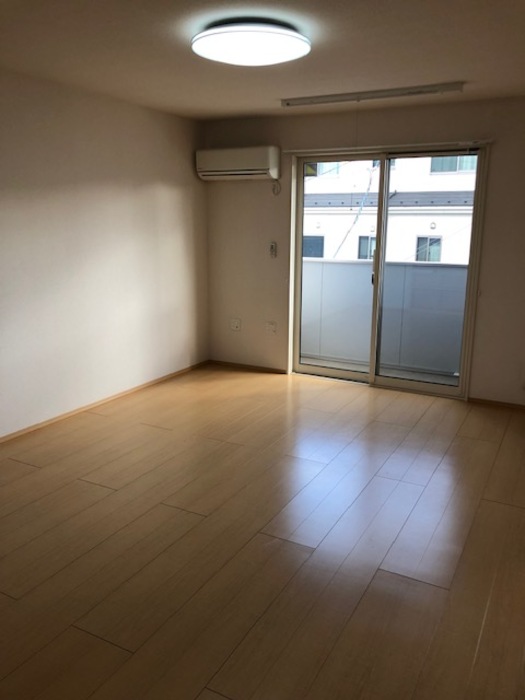 居室・リビング　リビング部分・広々１４帖！日当たり良好なお部屋です♪