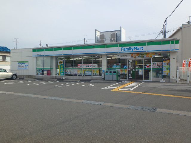コンビニ　ファミリーマート（コンビニ）まで401m