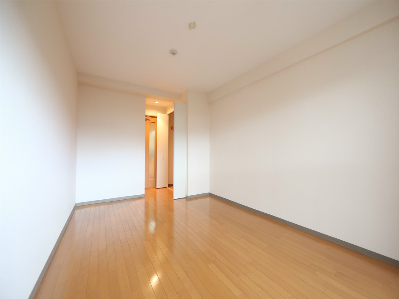 居室・リビング　洋室9.7帖　クローゼット付（収納充実してます）