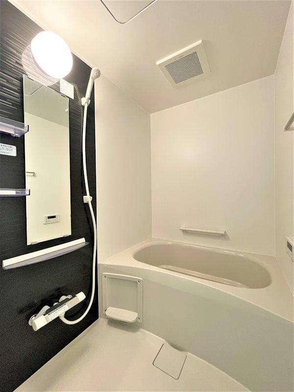 バス・シャワールーム　お風呂には追い炊き機能付きで、いつでも快適に入浴