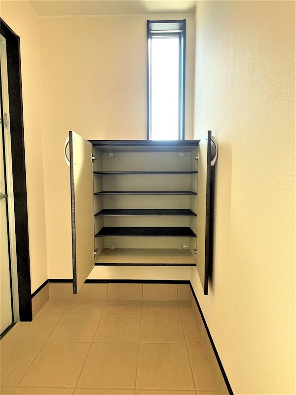 玄関　小窓つきの明るい玄関。L字型でプライバシーにも配