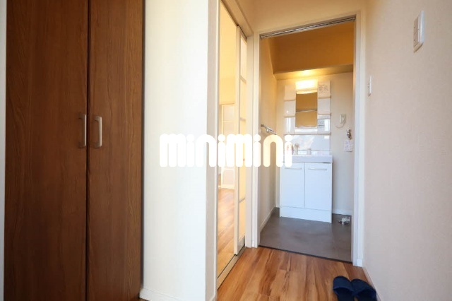 玄関　写真は同タイプ部屋になります