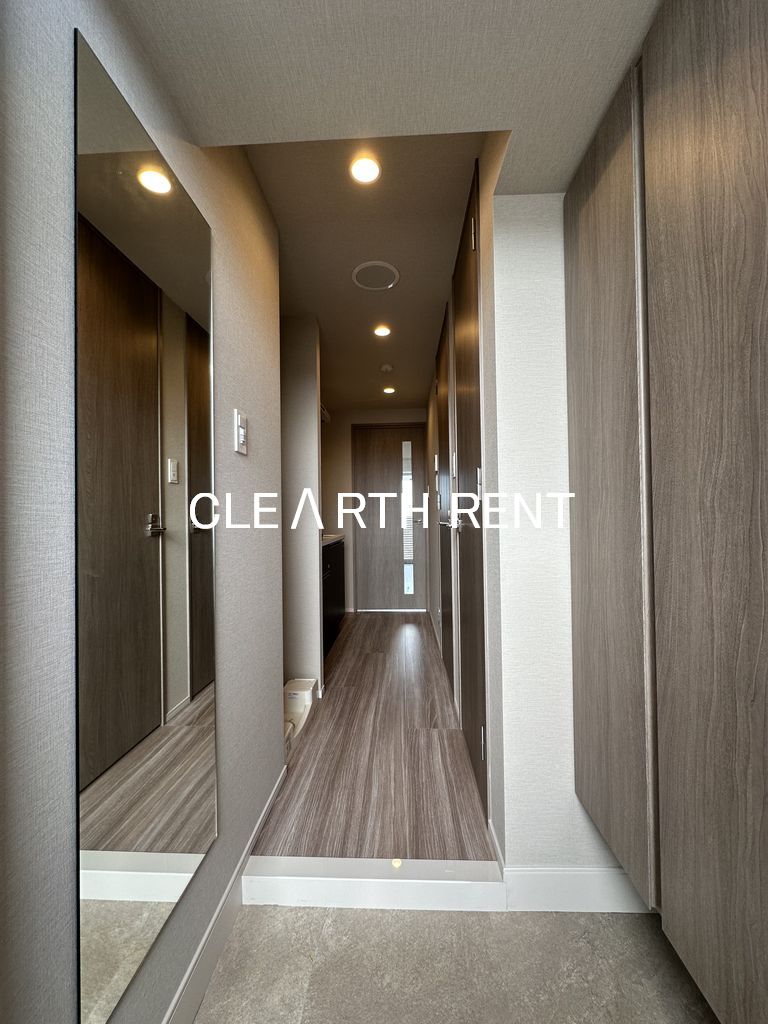 玄関　全身姿見ミラー付きの玄関/人感センサー対応