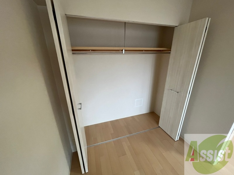 収納　寝室のウォークインクローゼットです。衣類その他沢山入ります！