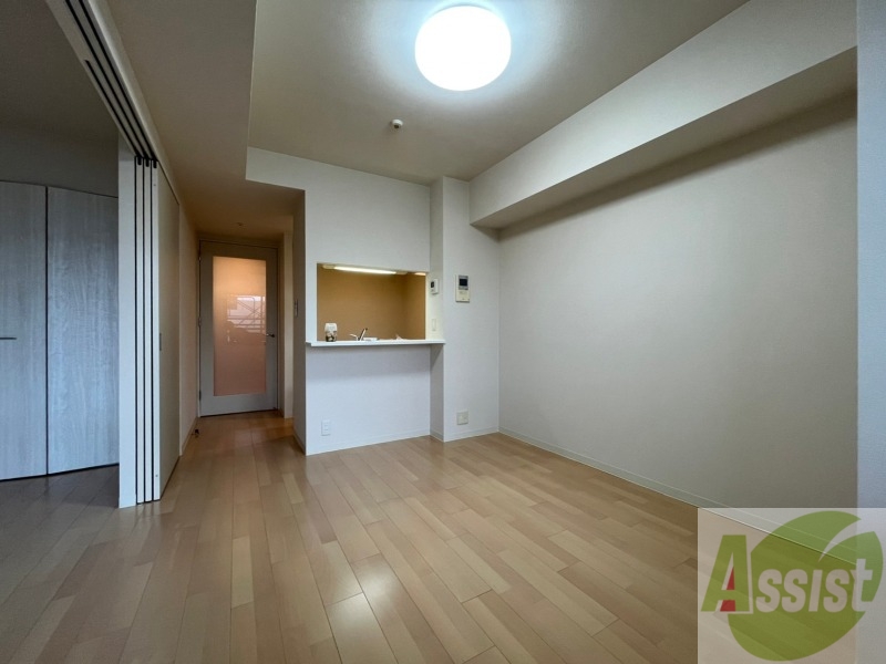 居室・リビング　リビングです。出窓からの日当たりもよく明るい印象です！