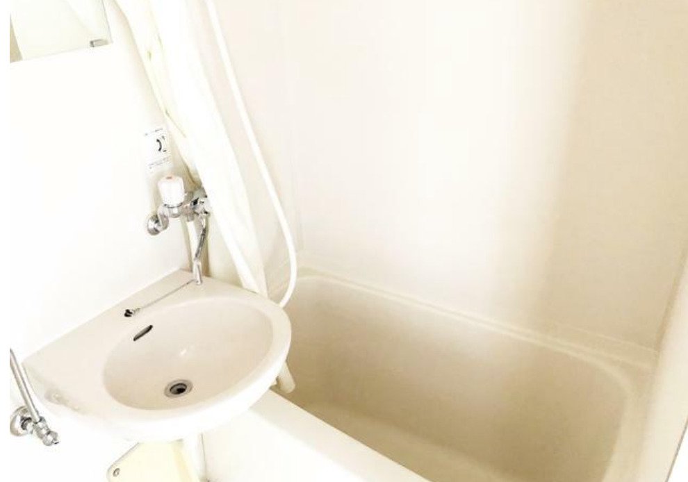 バス・シャワールーム　清潔感のあるバスルームです。