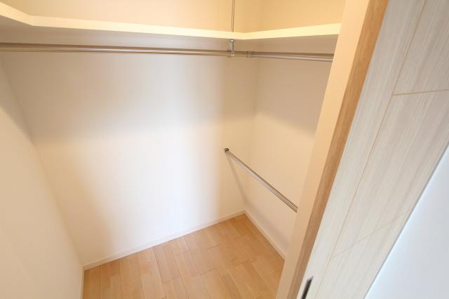 収納　お洋服はたくさん掛けられます。