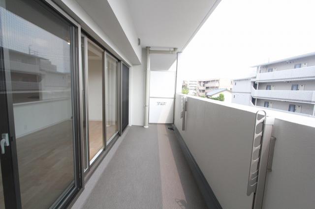 バルコニー　広いべランダで沢山物が干せそうです。