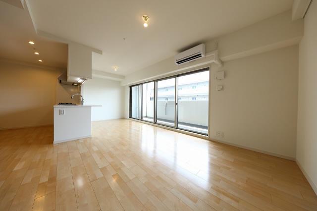 居室・リビング　大きな窓から明るい陽射しが差し込みます。