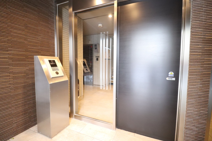 エントランス　オートロック仕様（自動ドア）