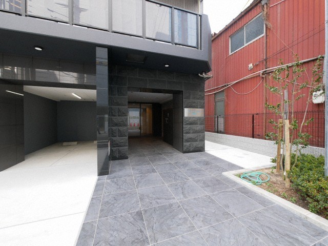 エントランス　落ち着いたエントランスです