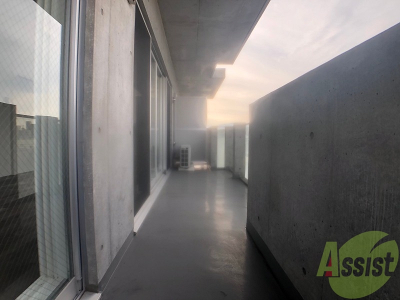 バルコニー　バルコニーは幅があり、広い印象を受けました。