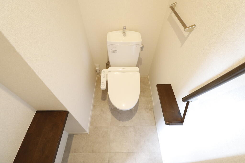 トイレ　収納棚付きトイレです♪