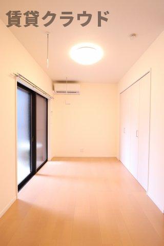 その他部屋・スペース　開放的な寝室です