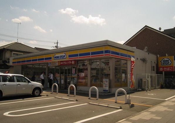 コンビニ　ミニストップ日野石田店（コンビニ）まで824m