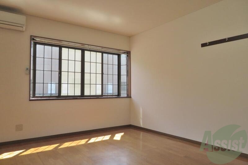 居室・リビング　お部屋は１０帖あって広々とした空間でイイ感じ。