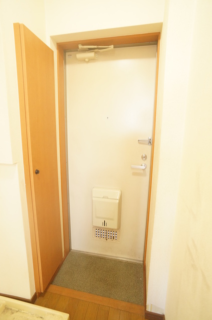 玄関　下駄箱がついているので、片付いた玄関をキープできます！
