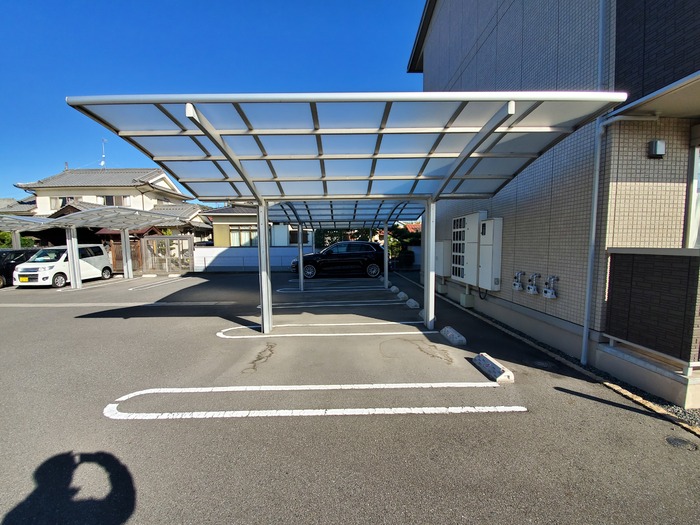 駐車場　屋根付き駐車場