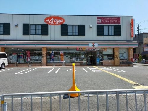 コンビニ　セブンイレブン 枚方長尾家具町2丁目店（コンビニ）まで226m