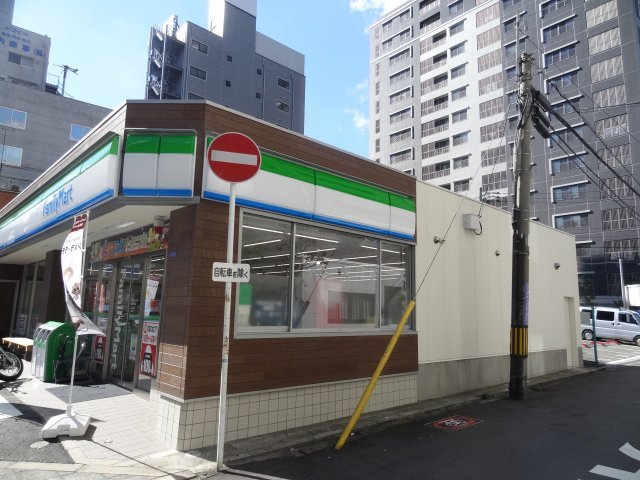 コンビニ　ファミリーマート（コンビニ）まで52m