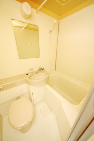 バス・シャワールーム　別部屋同間取りのお写真となります。参考にご覧くださいませ。