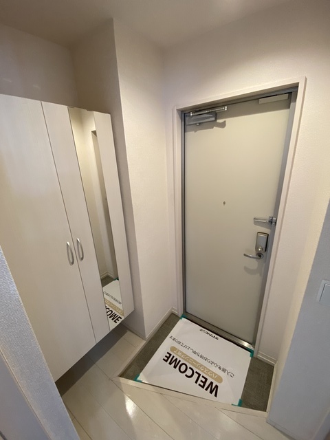 玄関　お出かけ前の身支度チェックもできますね。