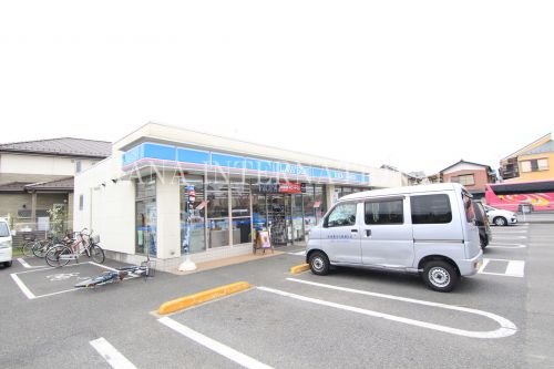 コンビニ　ローソン 伊興本町二丁目店（コンビニ）まで858m