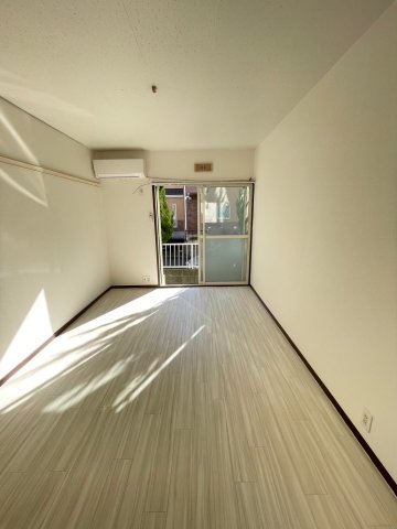 居室・リビング　原状回復工事中の為、別部屋の参考写真です。