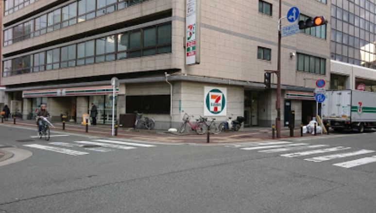 コンビニ　セブンイレブン福岡天神4丁目店（コンビニ）まで199m