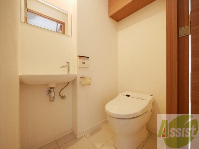 トイレ　ウォシュレット機能がついたトイレです。安心して使用できます。
