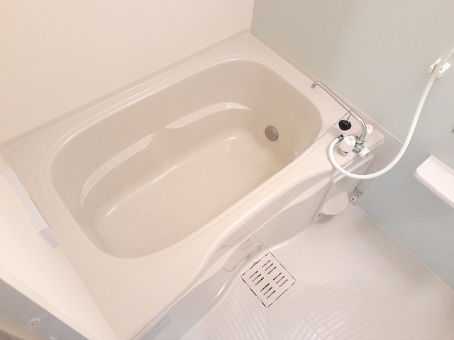 バス・シャワールーム　コンパクトで使いやすいお風呂です