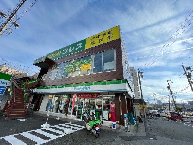 コンビニ　ファミリーマート桑名駅前店（コンビニ）まで158m