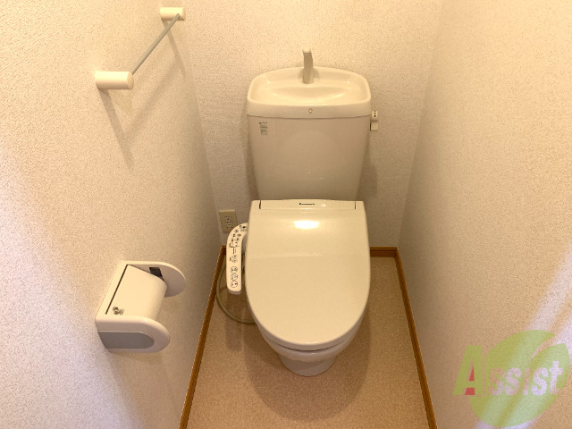 トイレ　温水洗浄付きの便座です。便利で使い勝手がいいですね。