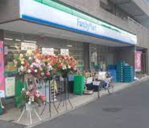 コンビニ　ファミリーマート世田谷北沢四丁目店（コンビニ）まで200m