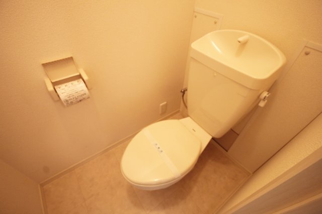 トイレ　落ち着いた色調のトイレです