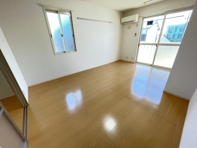 居室・リビング　南向きの明るいお部屋です